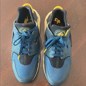 Nike Air Huarache sneakers size US 11. These look good.